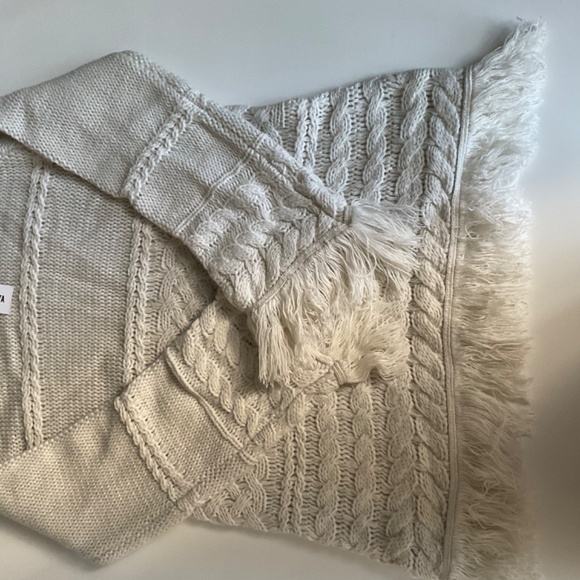 BB Dakota Heart Over Head Cable Knit Fringe Sweater in Oatmeal - Size S - Picture 6 of 10